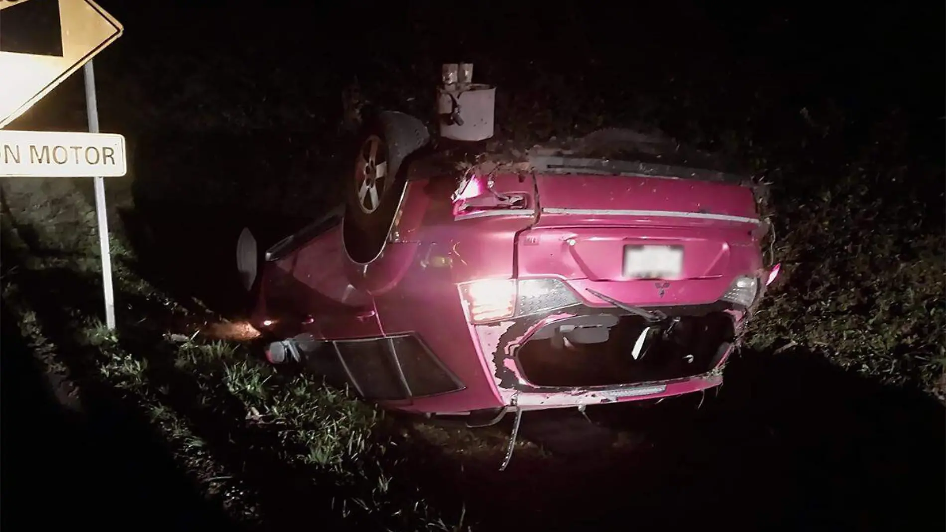 Volcadura de camioneta en la carretera Xalapa-Pereote